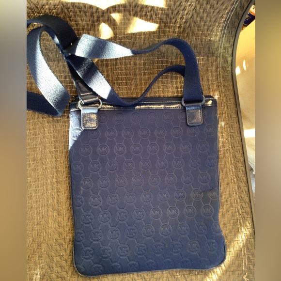 ❌️SOLD❌️ Michael Kors Neon Blue Neoprene Messenger Crossbody Bag - Picture 5 of 12